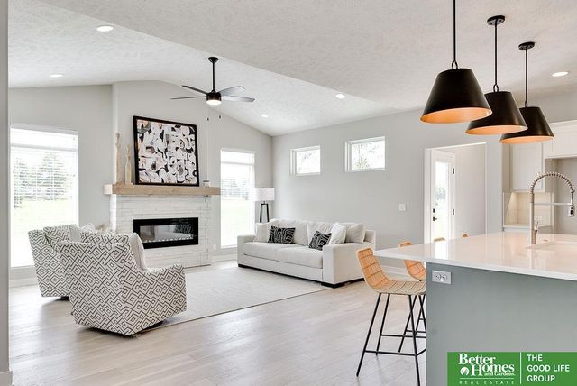 18827 Riviera Drive, Omaha, NE 68136