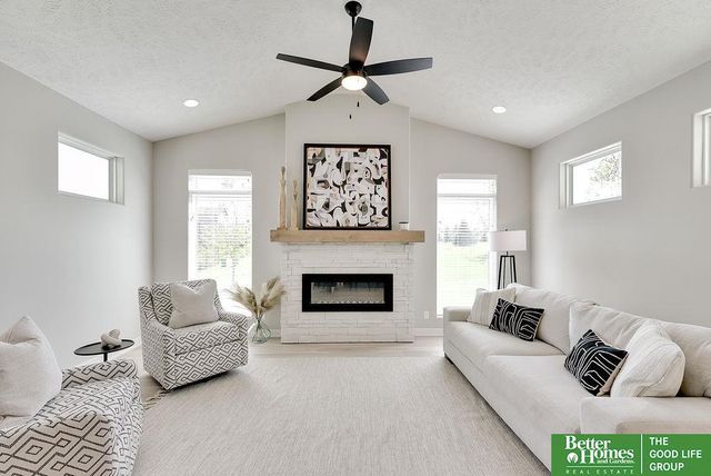 18827 Riviera Drive, Omaha, NE 68136