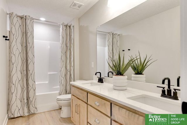 18827 Riviera Drive, Omaha, NE 68136