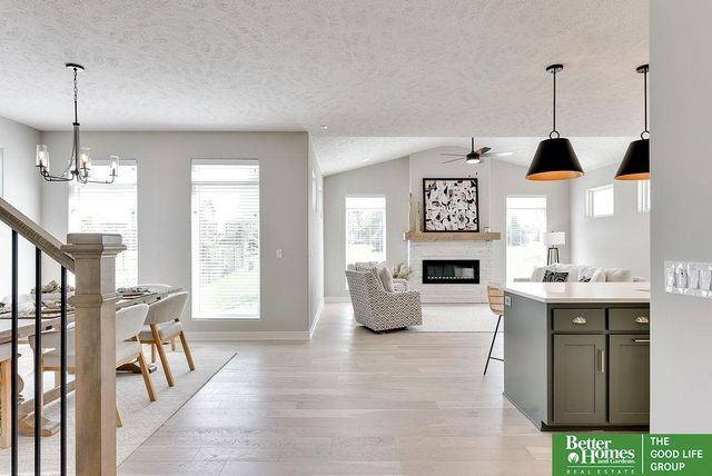 18827 Riviera Drive, Omaha, NE 68136