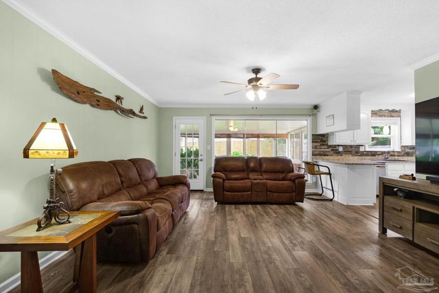 4911 Woodcliff Dr, Pensacola, FL 32504