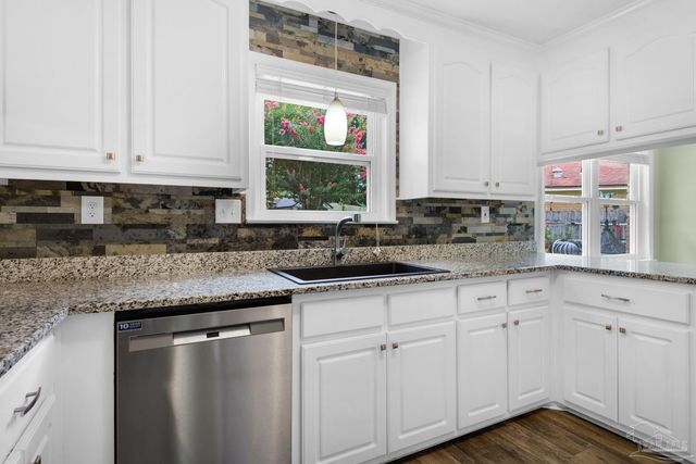 4911 Woodcliff Dr, Pensacola, FL 32504