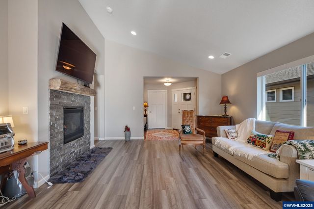 2127 SE Academy St, Dallas, OR 97338