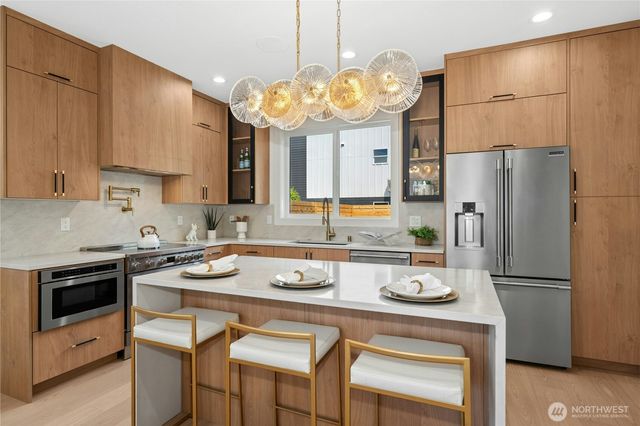 9240 Dayton Avenue N, Seattle, WA 98103