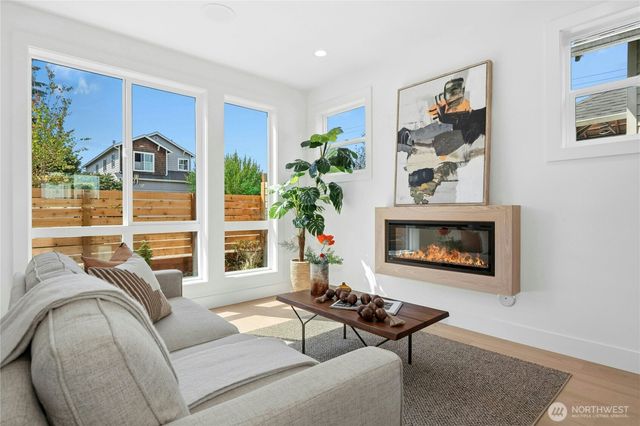 9240 Dayton Avenue N, Seattle, WA 98103