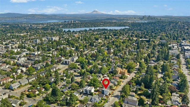 9240 Dayton Avenue N, Seattle, WA 98103