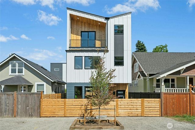 9240 Dayton Avenue N, Seattle, WA 98103