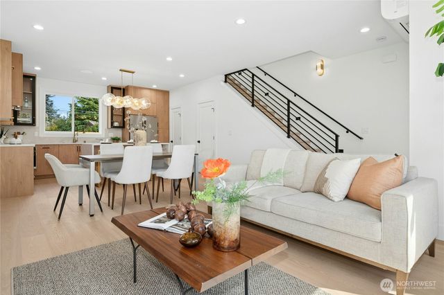 9240 Dayton Avenue N, Seattle, WA 98103