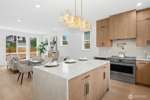 9240 Dayton Avenue N, Seattle, WA 98103