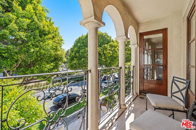 9249 Burton Way 302, Beverly Hills, CA 90210