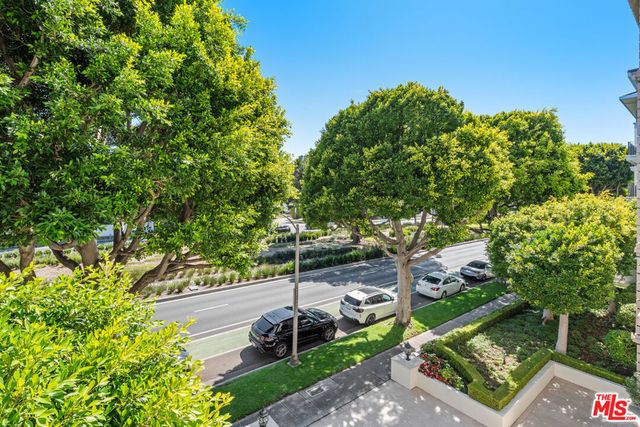 9249 Burton Way 302, Beverly Hills, CA 90210