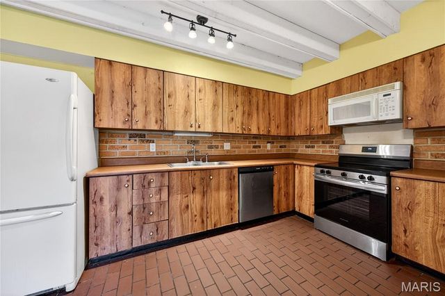 11612 Heather Dale Drive, St Louis, MO 63146