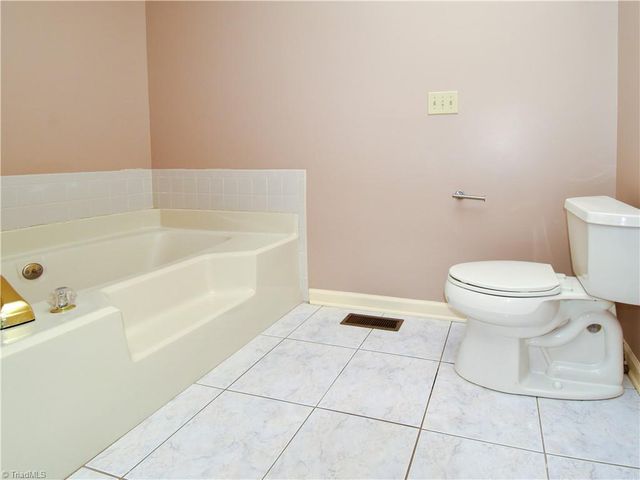 723 Polo Oaks Drive, Winston-salem, NC 27106