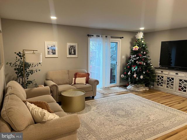 5920 BARON KENT LN, Centreville, VA 20120