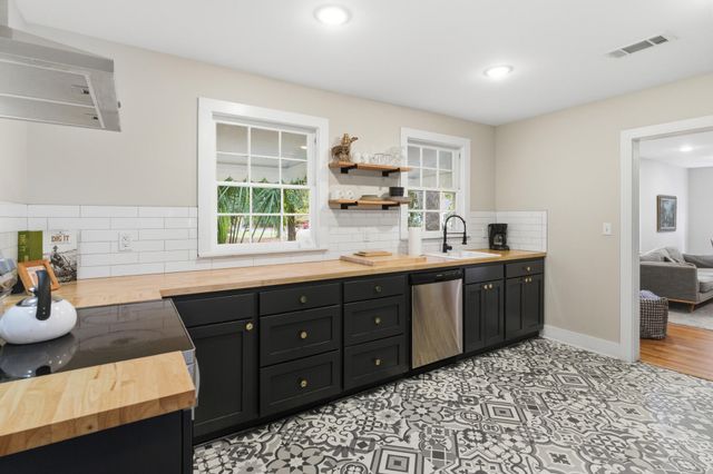 203 Park Ave., Hattiesburg, MS 39401