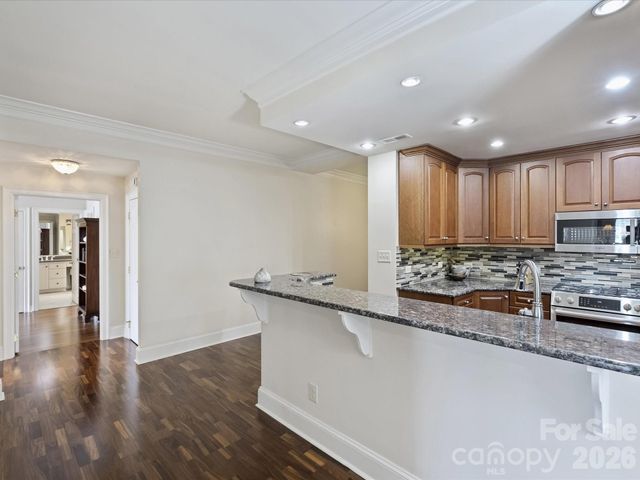 2445 Selwyn Avenue 202, Charlotte, NC 28209