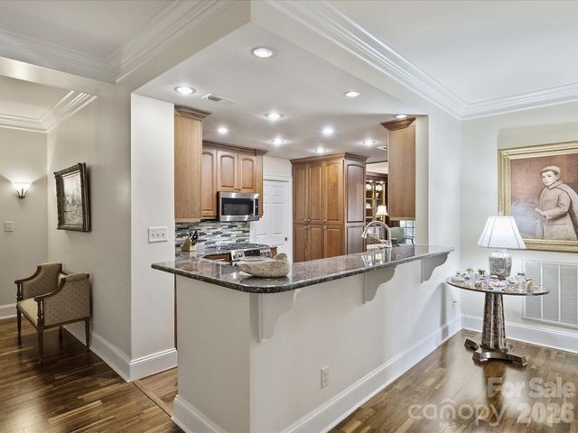 2445 Selwyn Avenue 202, Charlotte, NC 28209