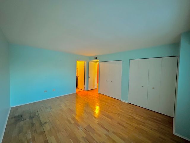 141 N La Grange Road 602, La Grange, IL 60525