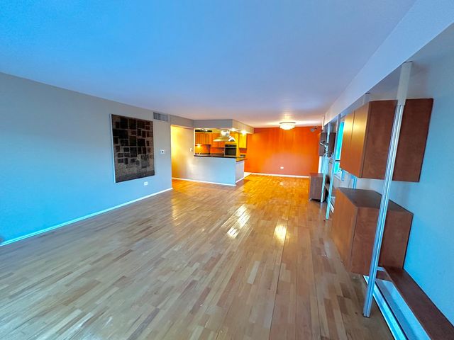 141 N La Grange Road 602, La Grange, IL 60525