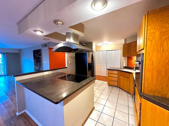 141 N La Grange Road 602, La Grange, IL 60525