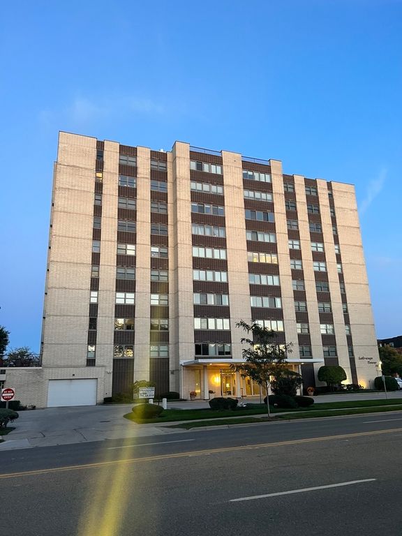 141 N La Grange Road 602, La Grange, IL 60525