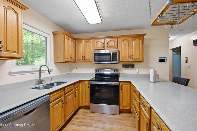 6425 Labor Ln, Louisville, KY 40291