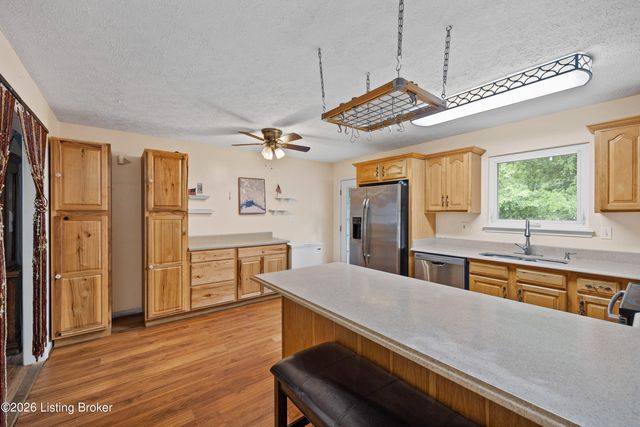 6425 Labor Ln, Louisville, KY 40291