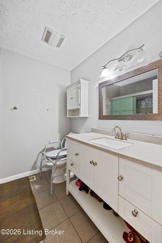 6425 Labor Ln, Louisville, KY 40291