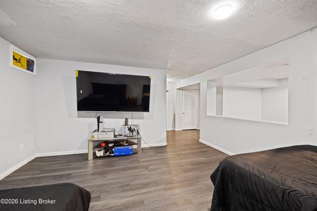 6425 Labor Ln, Louisville, KY 40291