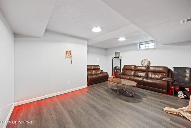 6425 Labor Ln, Louisville, KY 40291