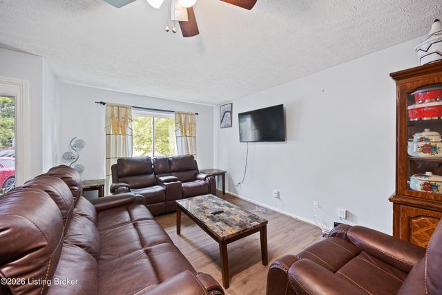 6425 Labor Ln, Louisville, KY 40291