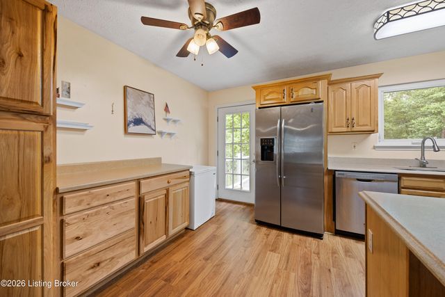 6425 Labor Ln, Louisville, KY 40291