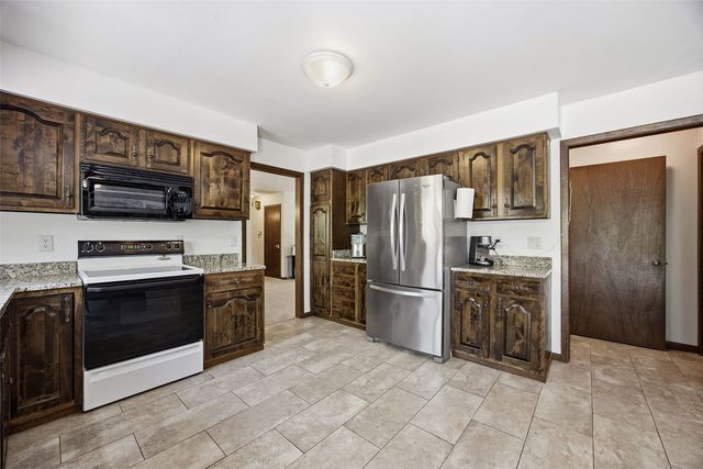 7 West View Acres NE, Iowa City, IA 52240