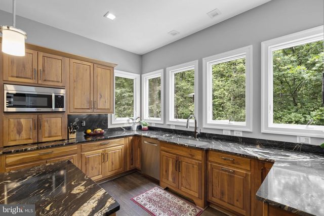 18429 WOODBURN RD, Leesburg, VA 20175