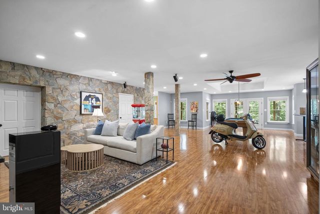 18429 WOODBURN RD, Leesburg, VA 20175