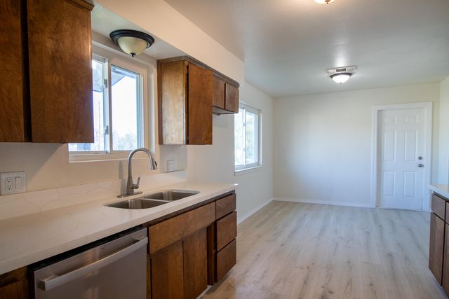 460 E Oak Avenue, Porterville, CA 93257