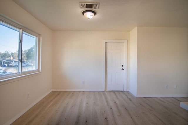 460 E Oak Avenue, Porterville, CA 93257