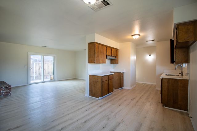 460 E Oak Avenue, Porterville, CA 93257