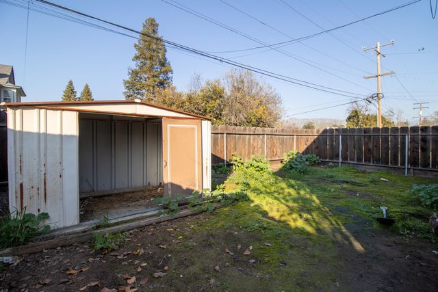 460 E Oak Avenue, Porterville, CA 93257