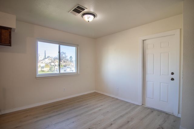 460 E Oak Avenue, Porterville, CA 93257