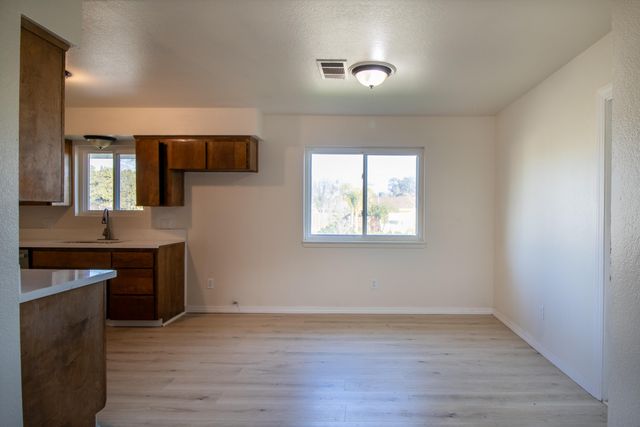 460 E Oak Avenue, Porterville, CA 93257