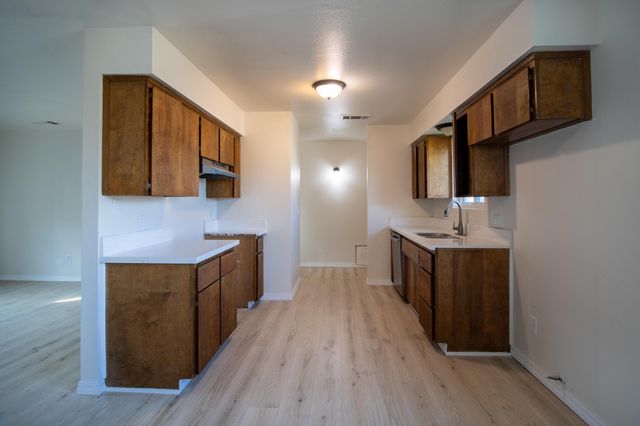 460 E Oak Avenue, Porterville, CA 93257