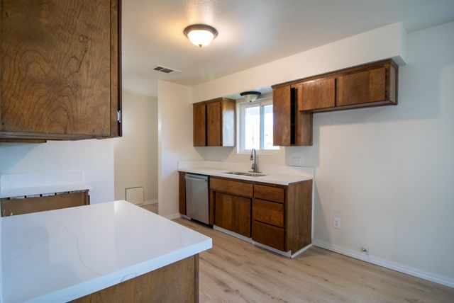 460 E Oak Avenue, Porterville, CA 93257