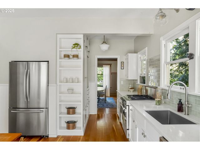 2744 Ne 16TH Ave, Portland, OR 97212