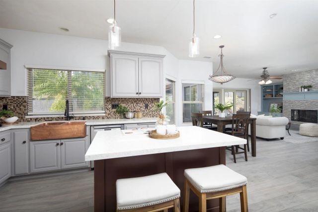 1726 York View Circle, Vista, CA 92084