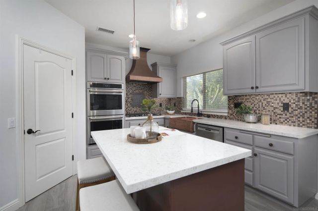 1726 York View Circle, Vista, CA 92084