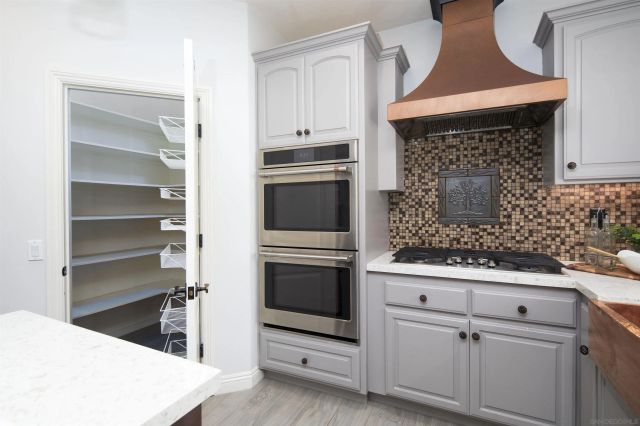 1726 York View Circle, Vista, CA 92084