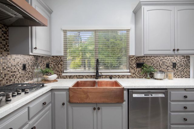 1726 York View Circle, Vista, CA 92084