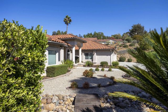 1726 York View Circle, Vista, CA 92084