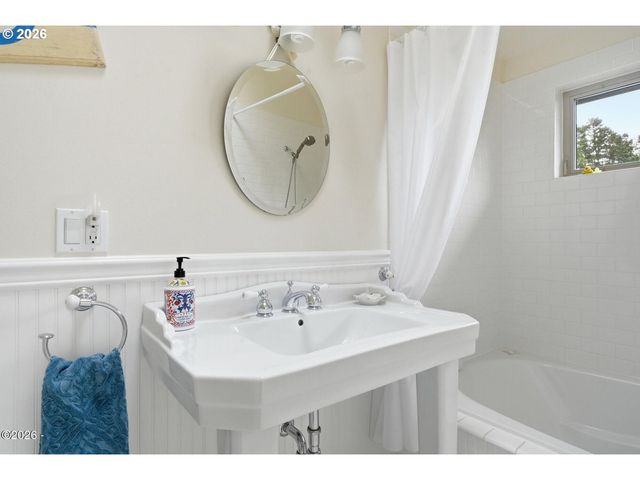 5015 GRAND Ave, Oceanside, OR 97134